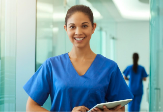 Enfermera sonriendo en un entorno médico