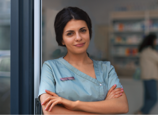 Enfermera revisando documentos