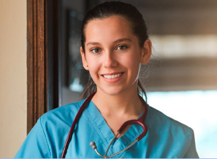 Joven estudiante en el campus